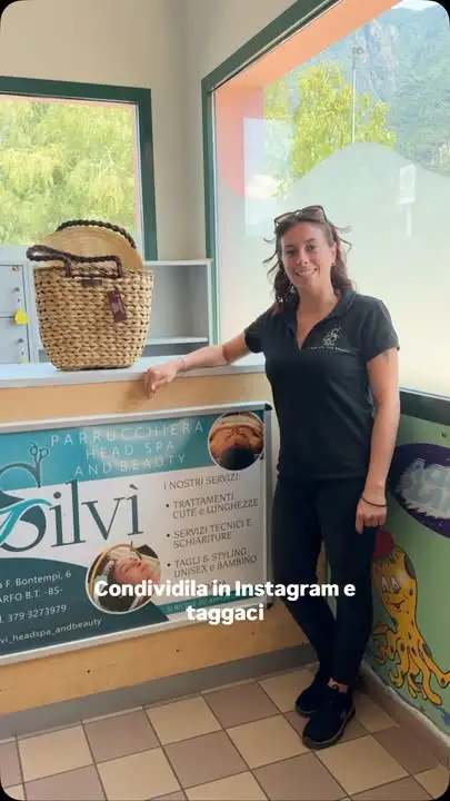 Scatta una foto con il nostro poster,…